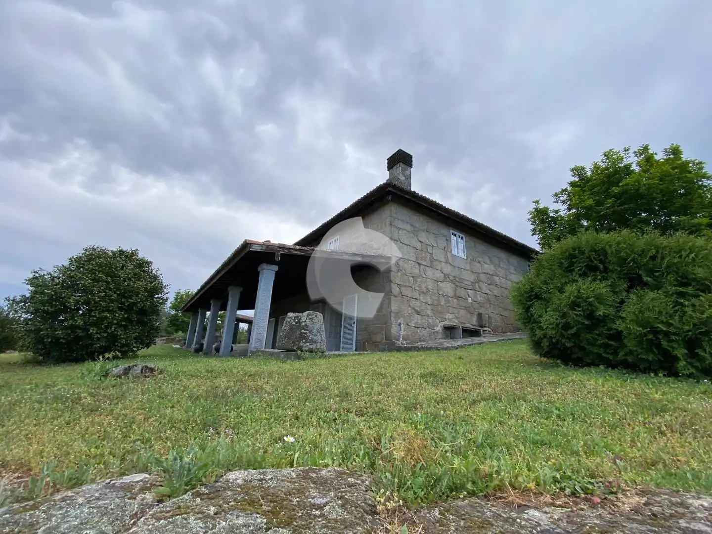 Vista exterior de Casa o xalet en venda en San Cibrao das Viñas amb Calefacció, Jardí privat i Parquet