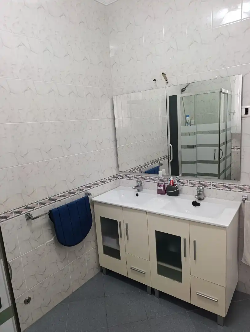 Badezimmer von Einfamilien-Reihenhaus zum Verkauf in Utrera mit Klimaanlage