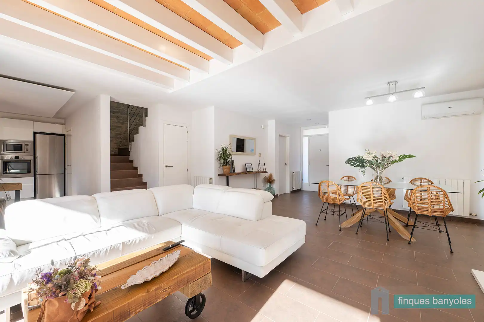 Sala de estar de Casa adosada en venta en Porqueres con Aire acondicionado, Calefacción y Jardín privado