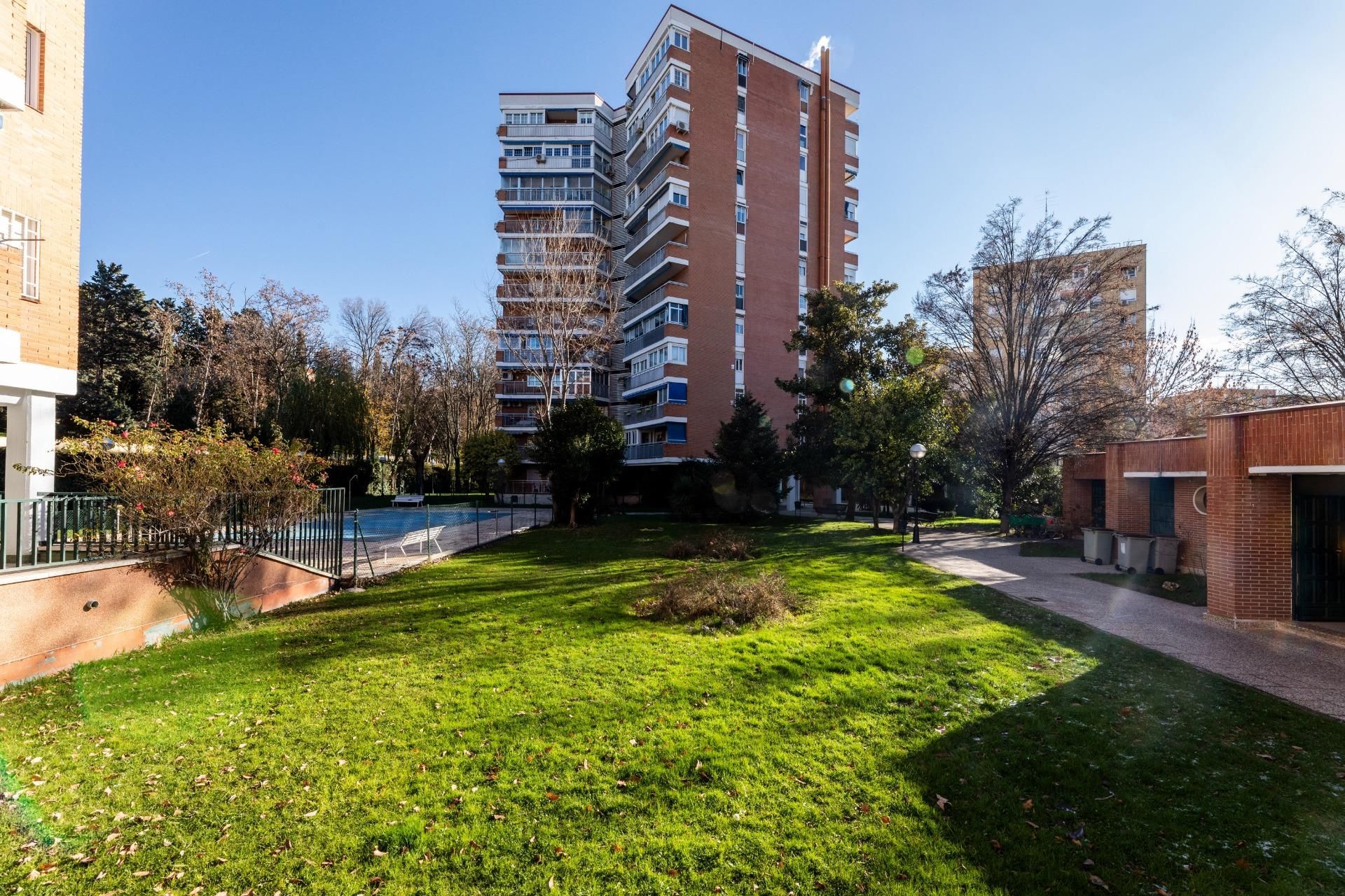 Vista exterior de Pis de lloguer en  Madrid Capital amb Aire condicionat, Jardí privat i Terrassa