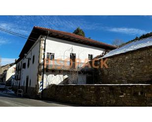 Vista exterior de Casa o xalet en venda en Esparza de Salazar / Espartza Zaraitzu amb Calefacció, Jardí privat i Parquet