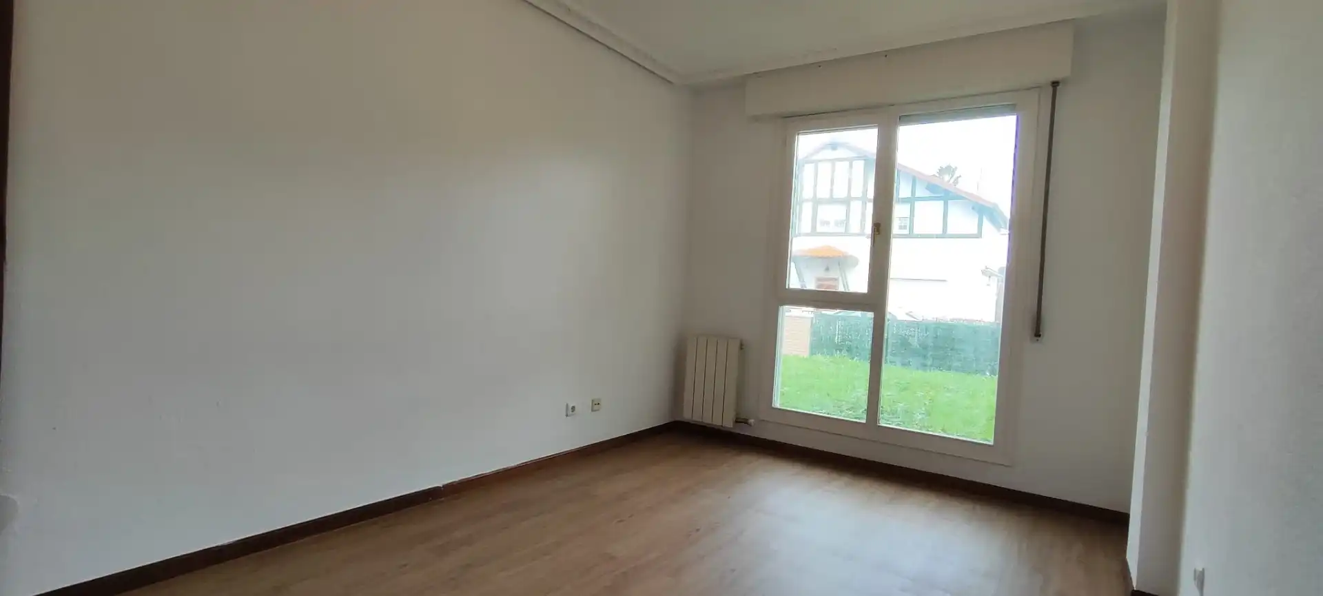 Schlafzimmer von Haus oder Chalet zum Verkauf in Torrelavega  mit Heizung, Privatgarten und Terrasse