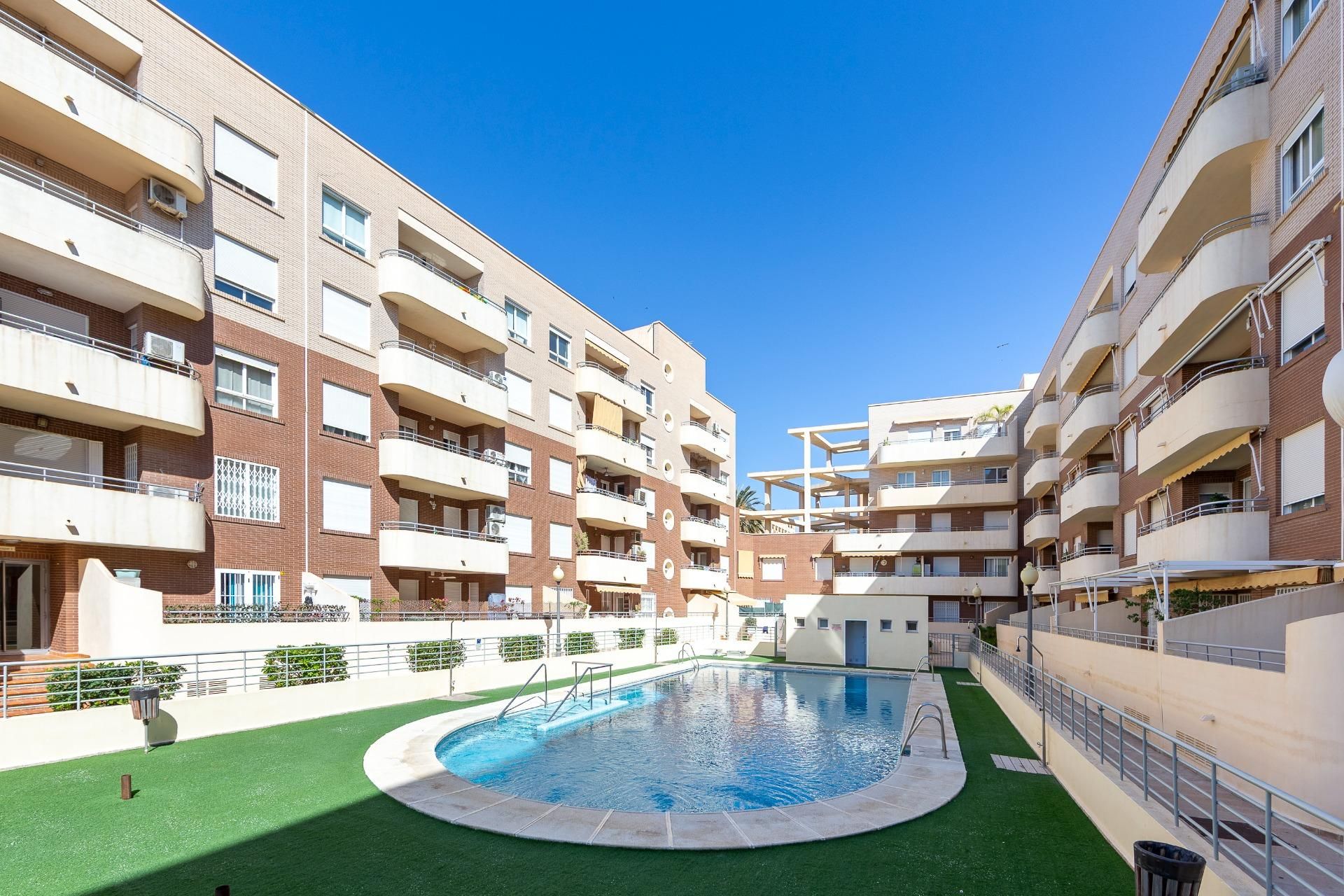 Piscina de Pis en venda en Roquetas de Mar amb Aire condicionat
