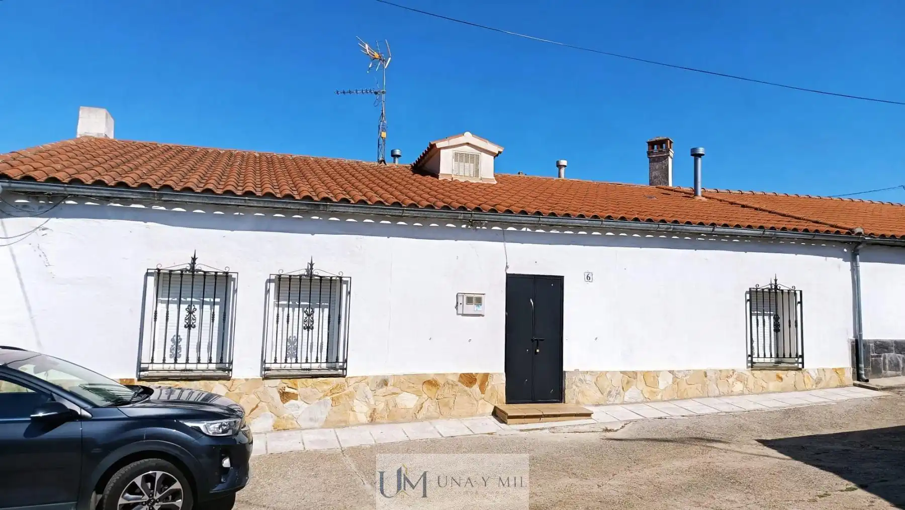 Vista exterior de Casa o xalet en venda en Pedrosillo de los Aires amb Calefacció