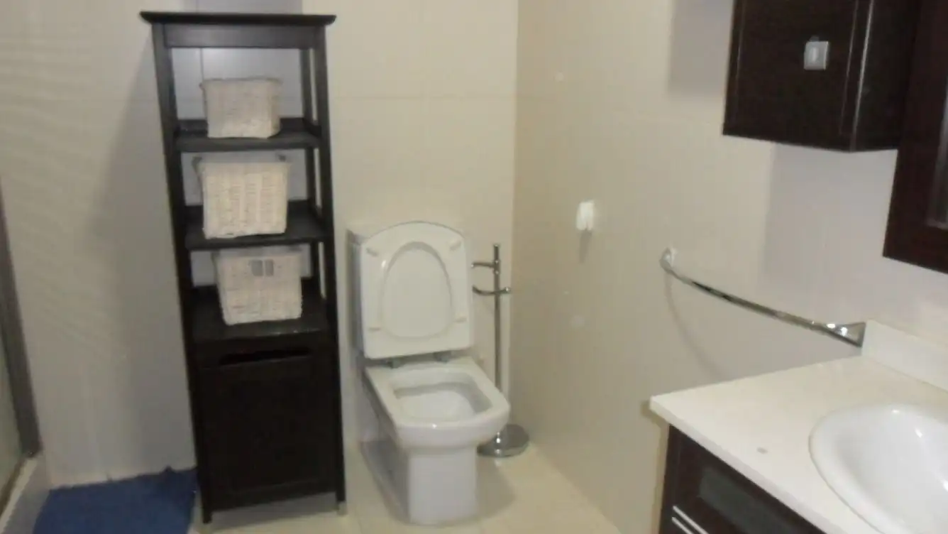 Badezimmer von Einfamilien-Reihenhaus zur Miete in Villarrobledo mit Klimaanlage, Heizung und Parkett