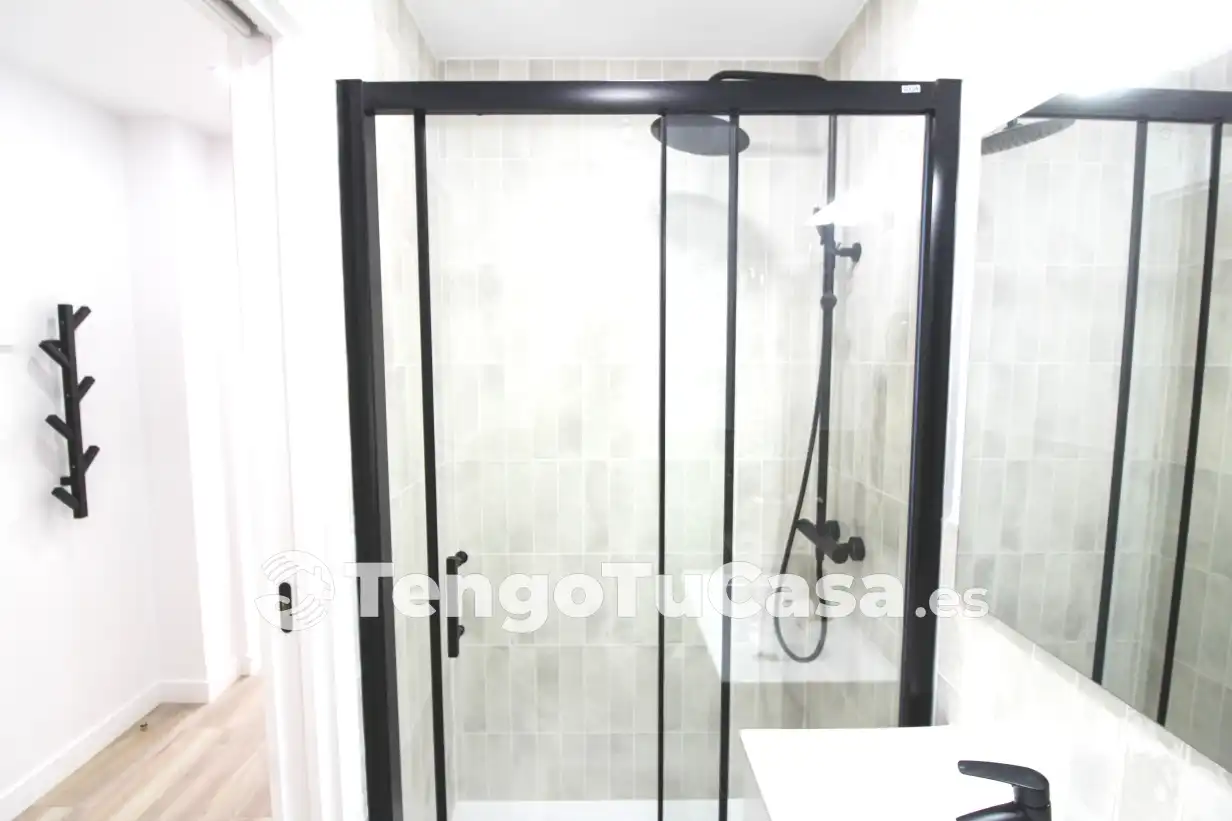 Bathroom of Flat for sale in Madrid  with Air Conditioner, Heating and Parquet flooring