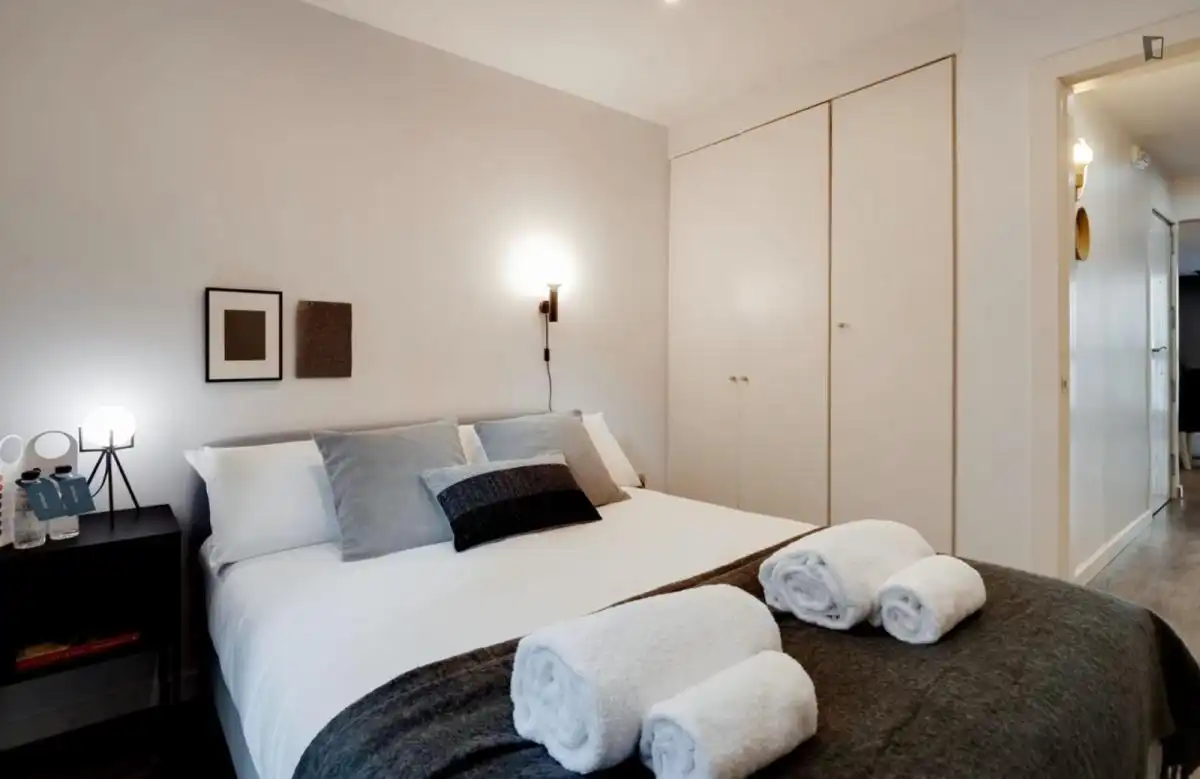 Dormitori de Apartament de lloguer en Barcelona amb Aire condicionat, Calefacció i Moblat