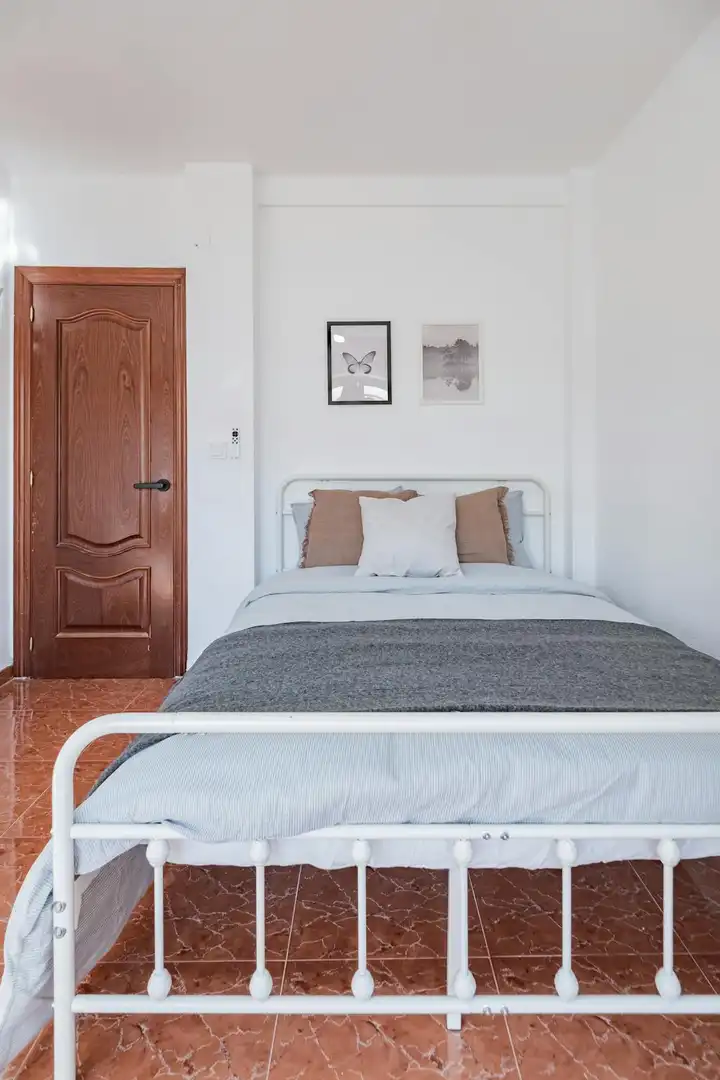 Bedroom of Flat for share in Valencia  with Washing machine