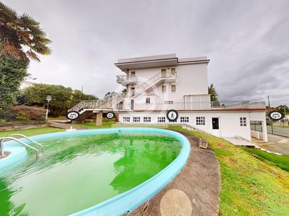 Piscina de Casa o xalet en venda en Bergondo amb Calefacció, Jardí privat i Terrassa