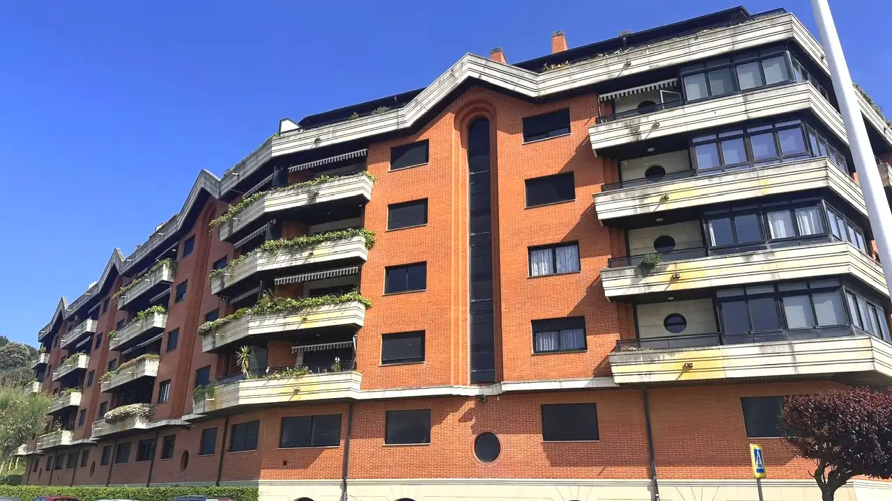 Vista exterior de Piso en venta en Castro-Urdiales con Calefacción, Trastero y Amueblado