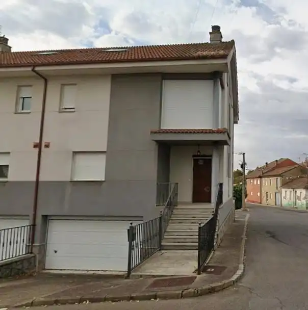 Vista exterior de Casa adosada en venta en Sariegos con Calefacción, Jardín privado y Terraza