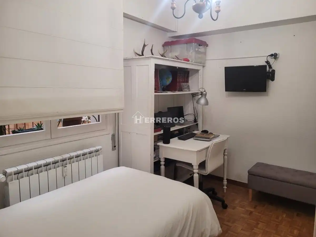 Dormitori de Apartament en venda en  Logroño amb Calefacció, Parquet i Terrassa