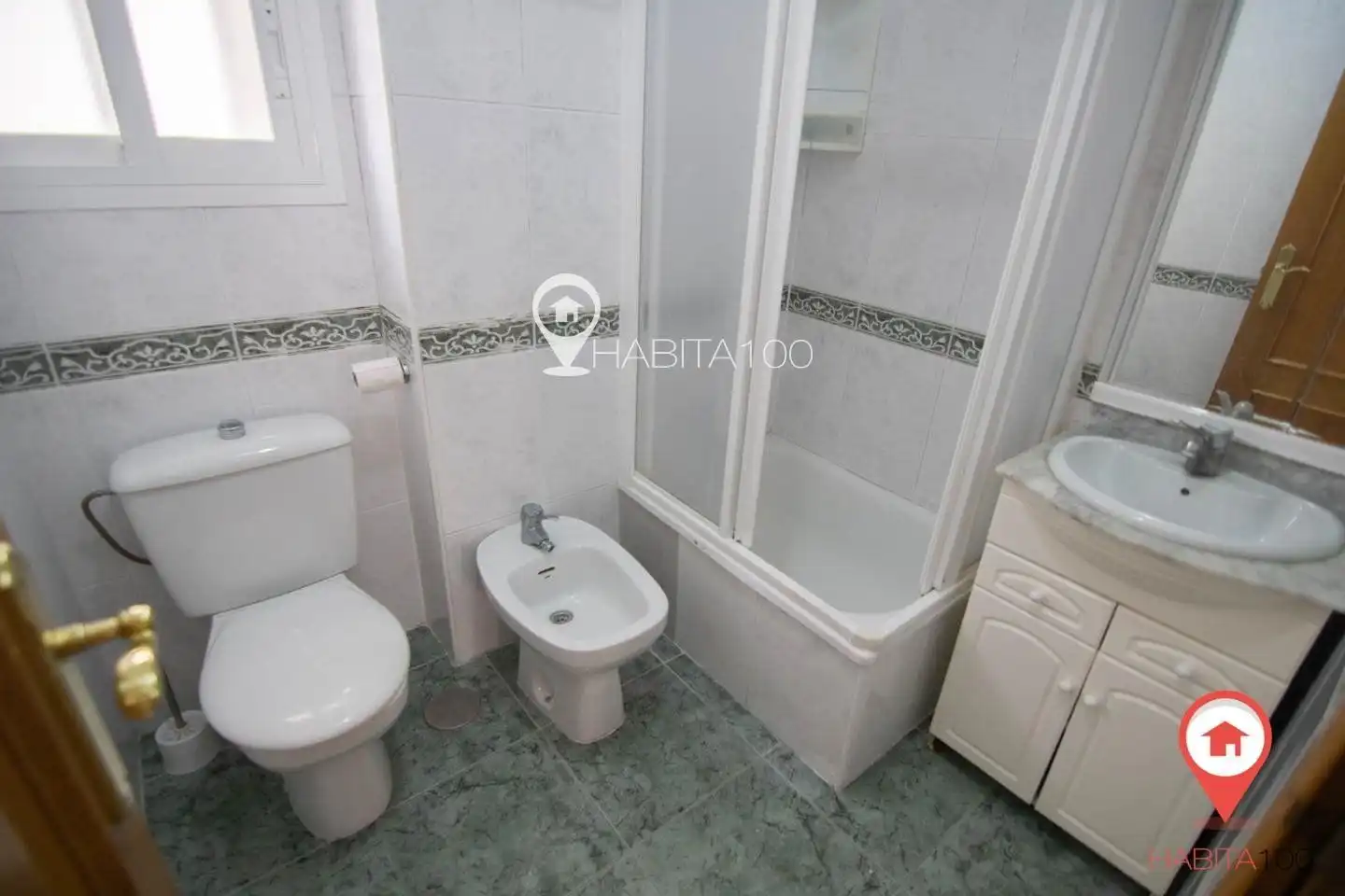 Baño de Piso en venta en Cuenca con Calefacción, Terraza y Trastero