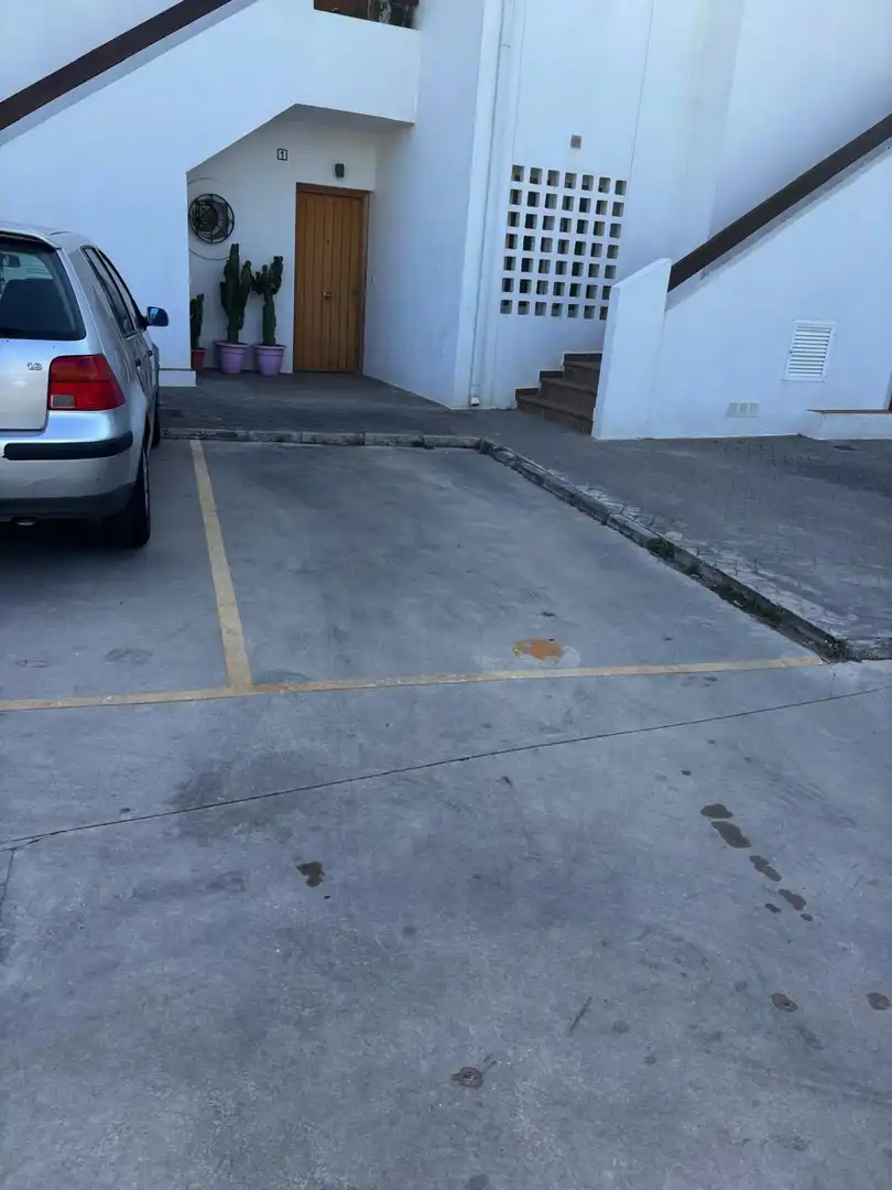 Parkplatz von Einfamilien-Reihenhaus zum Verkauf in Estepona mit Klimaanlage, Terrasse und Schwimmbad
