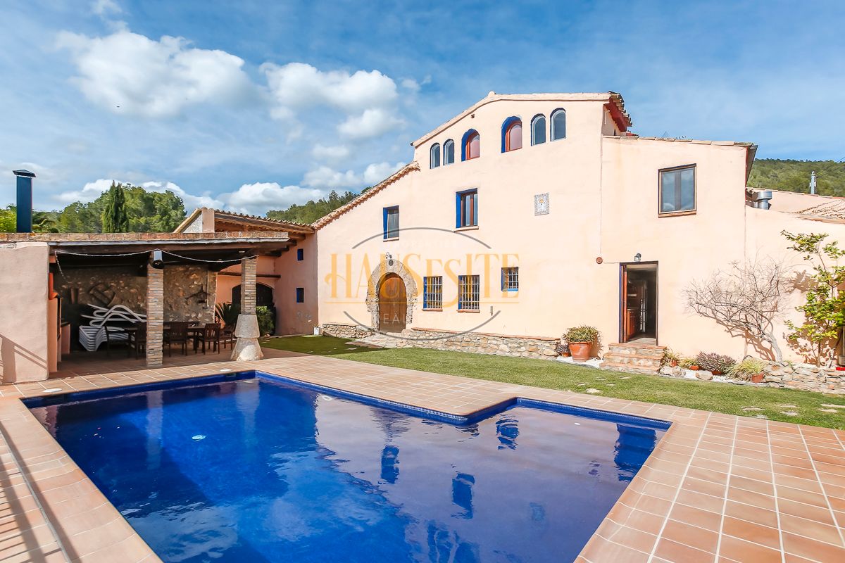Vista exterior de Finca rústica en venda en Torrelles de Foix amb Calefacció, Jardí privat i Traster