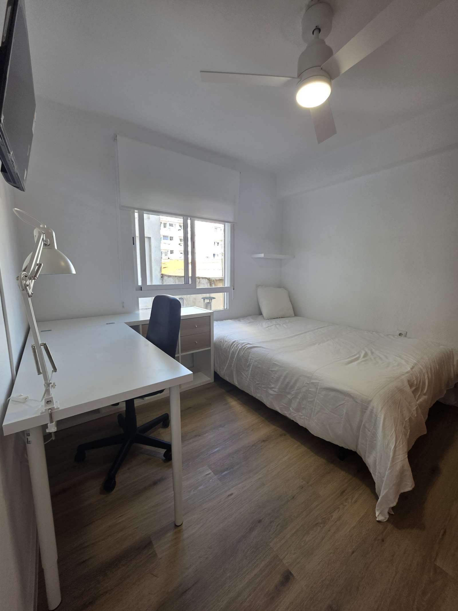 Bedroom of Flat to share in  Valencia Capital  with Air Conditioner and Terrace