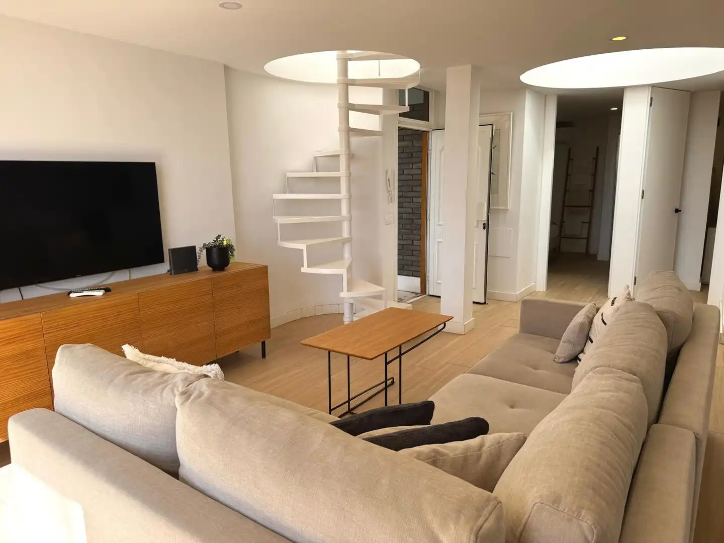 Sala d'estar de Casa adosada en venda en San Bartolomé de Tirajana amb Aire condicionat, Jardí privat i Parquet