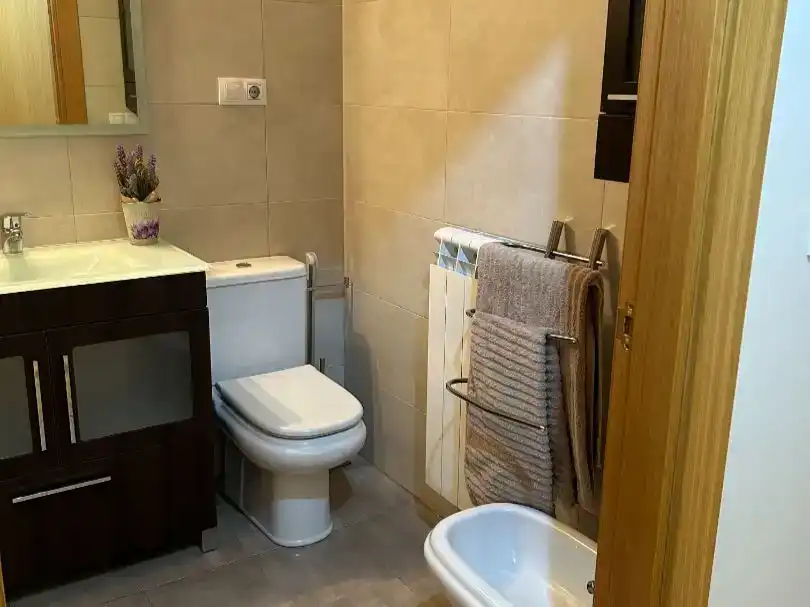 Badezimmer von Wohnung zur Miete in Tudela mit Klimaanlage und Balkon
