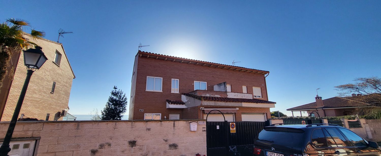Exterior view of House or chalet for sale in Villanueva de la Torre  with Heating, Private garden and Terrace