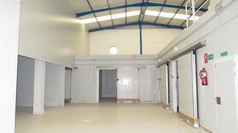 NAVE INDUSTRIAL CON SALAS DE FRIO Y CONGELACION