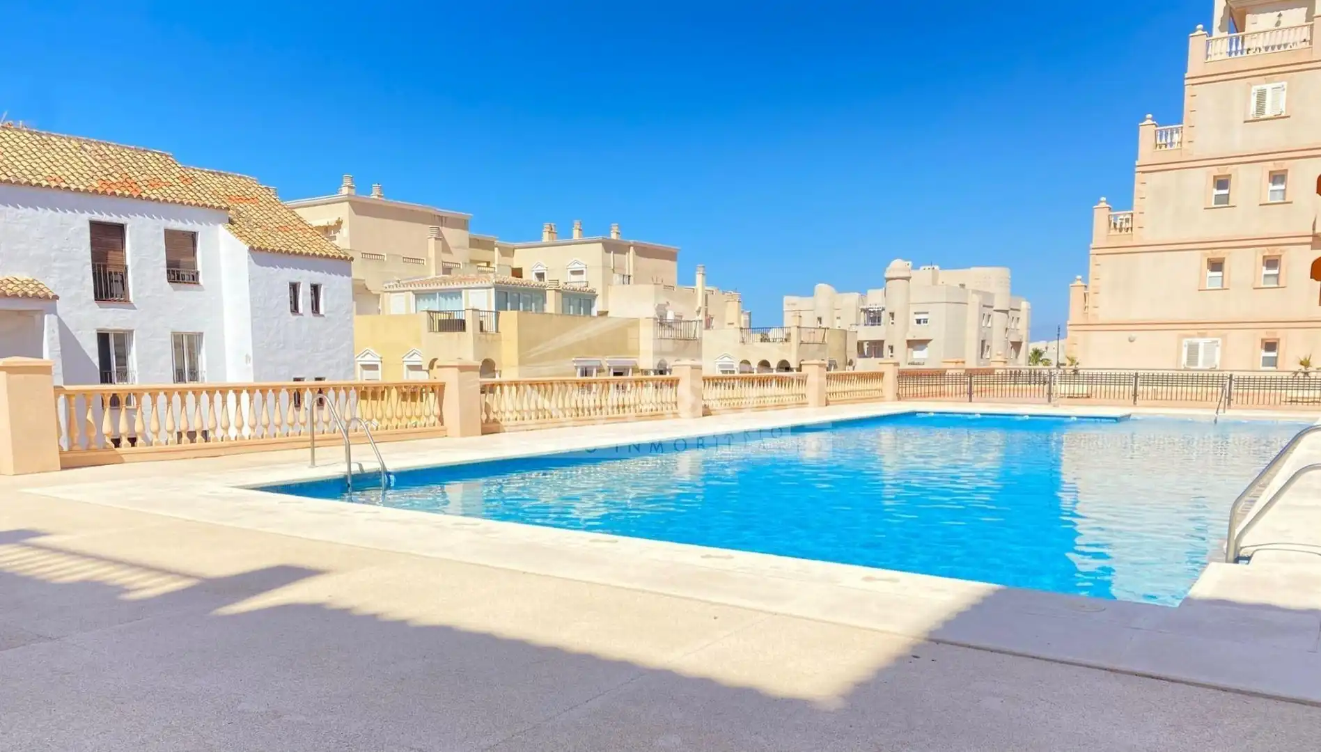 Schwimmbecken von Wohnung zum Verkauf in El Ejido mit Klimaanlage, Heizung und Terrasse