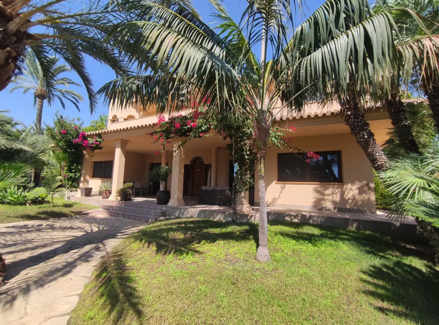 Vista exterior de Casa o xalet en venda en Elche / Elx amb Aire condicionat, Calefacció i Jardí privat