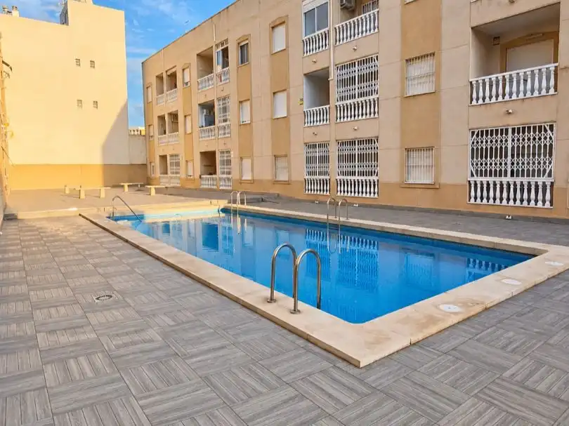 Piscina de Piso en venta en Torrevieja con Aire acondicionado, Terraza y Balcón
