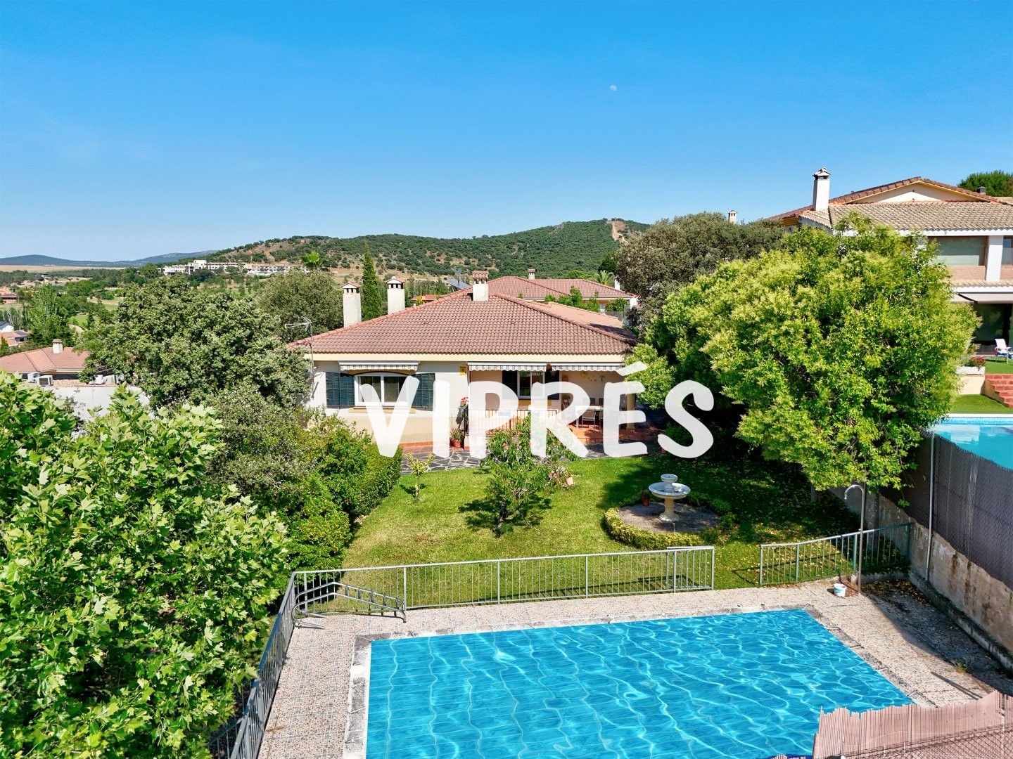 Vista exterior de Casa o xalet en venda en Cáceres Capital amb Aire condicionat, Calefacció i Piscina