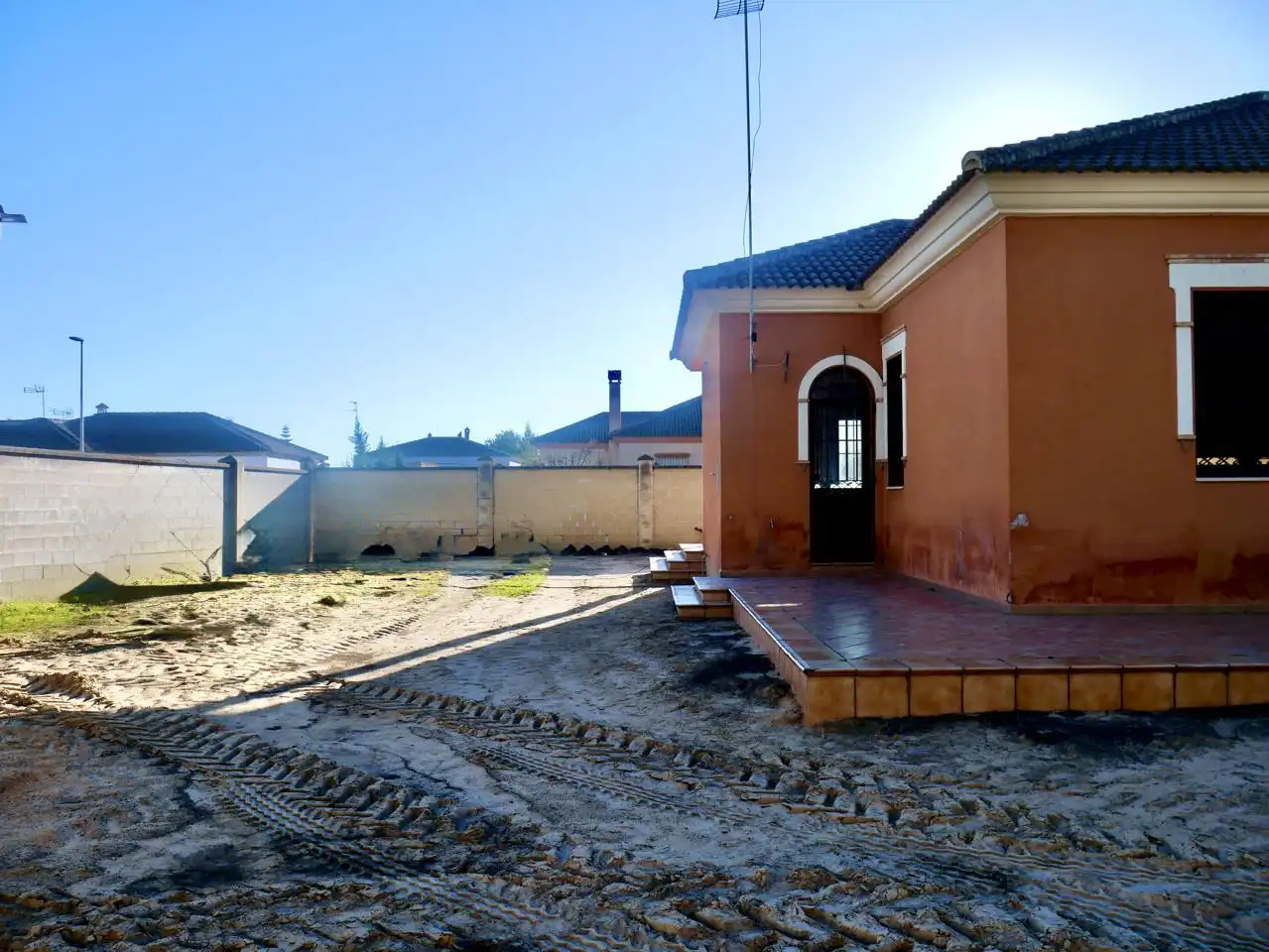 Vista exterior de Casa o xalet en venda en Hinojos amb Jardí privat i Moblat
