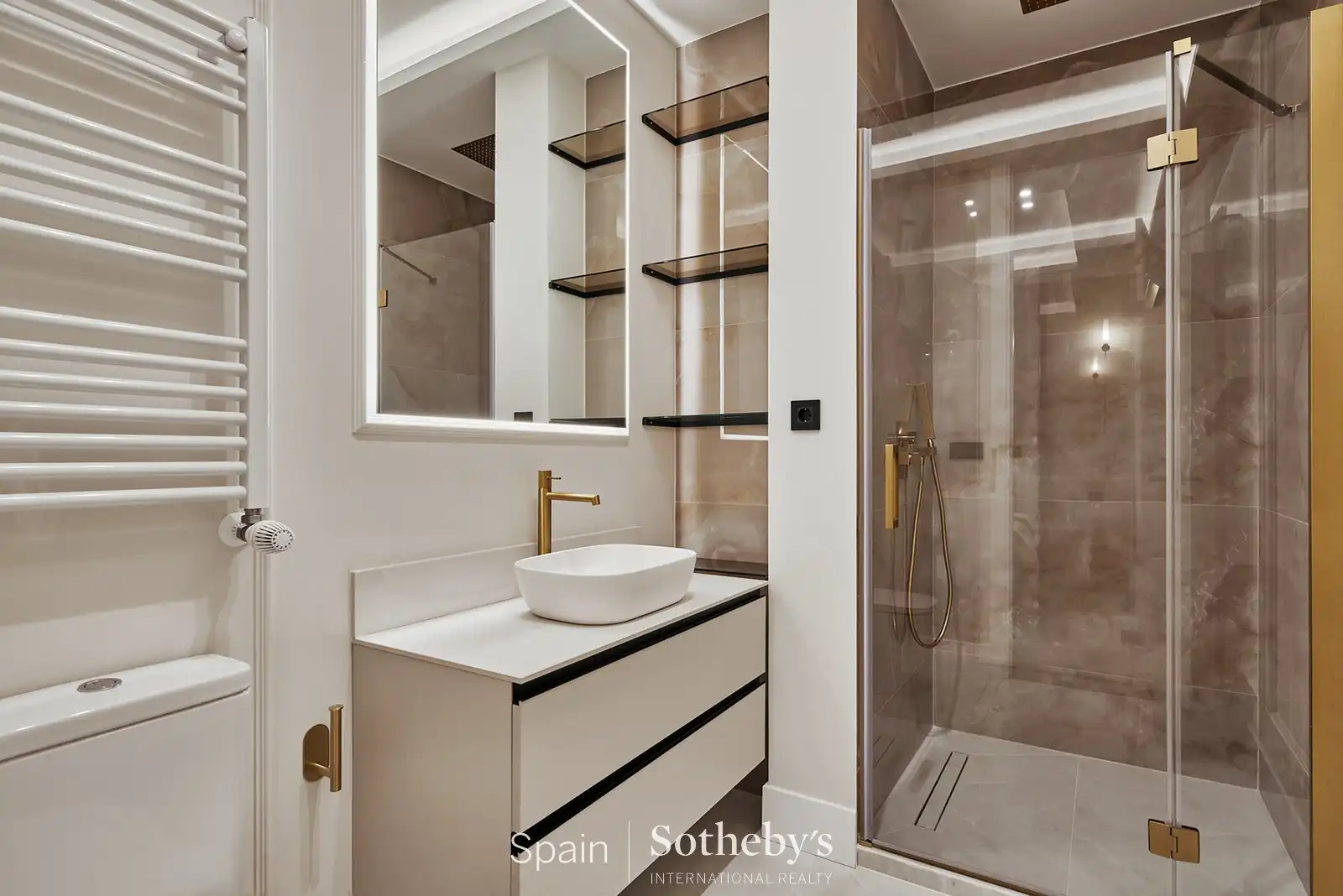 Badezimmer von Wohnungen zum Verkauf in Madrid mit Klimaanlage und Heizung