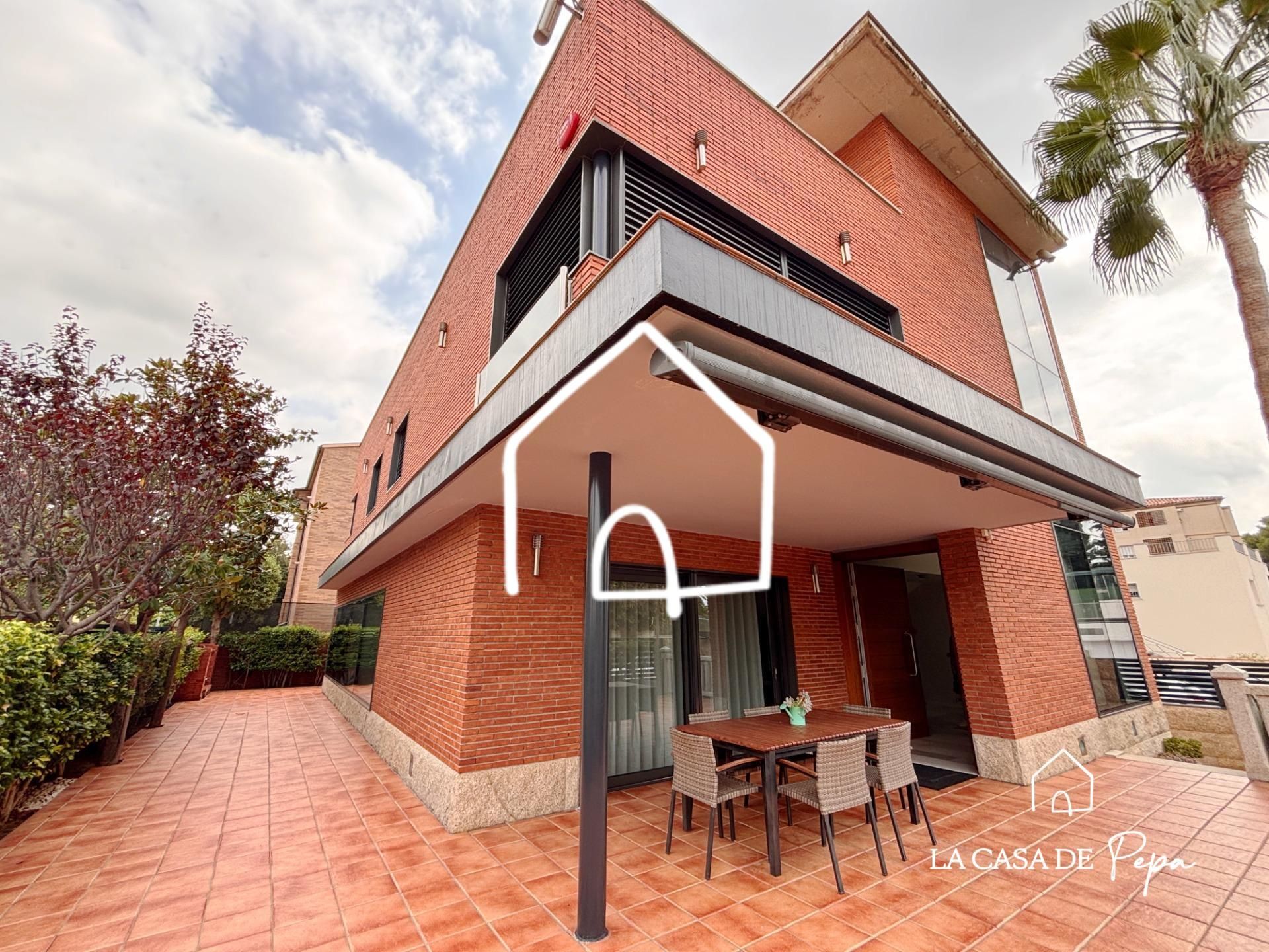 Vista exterior de Casa o xalet en venda en Viladecans amb Aire condicionat, Calefacció i Jardí privat