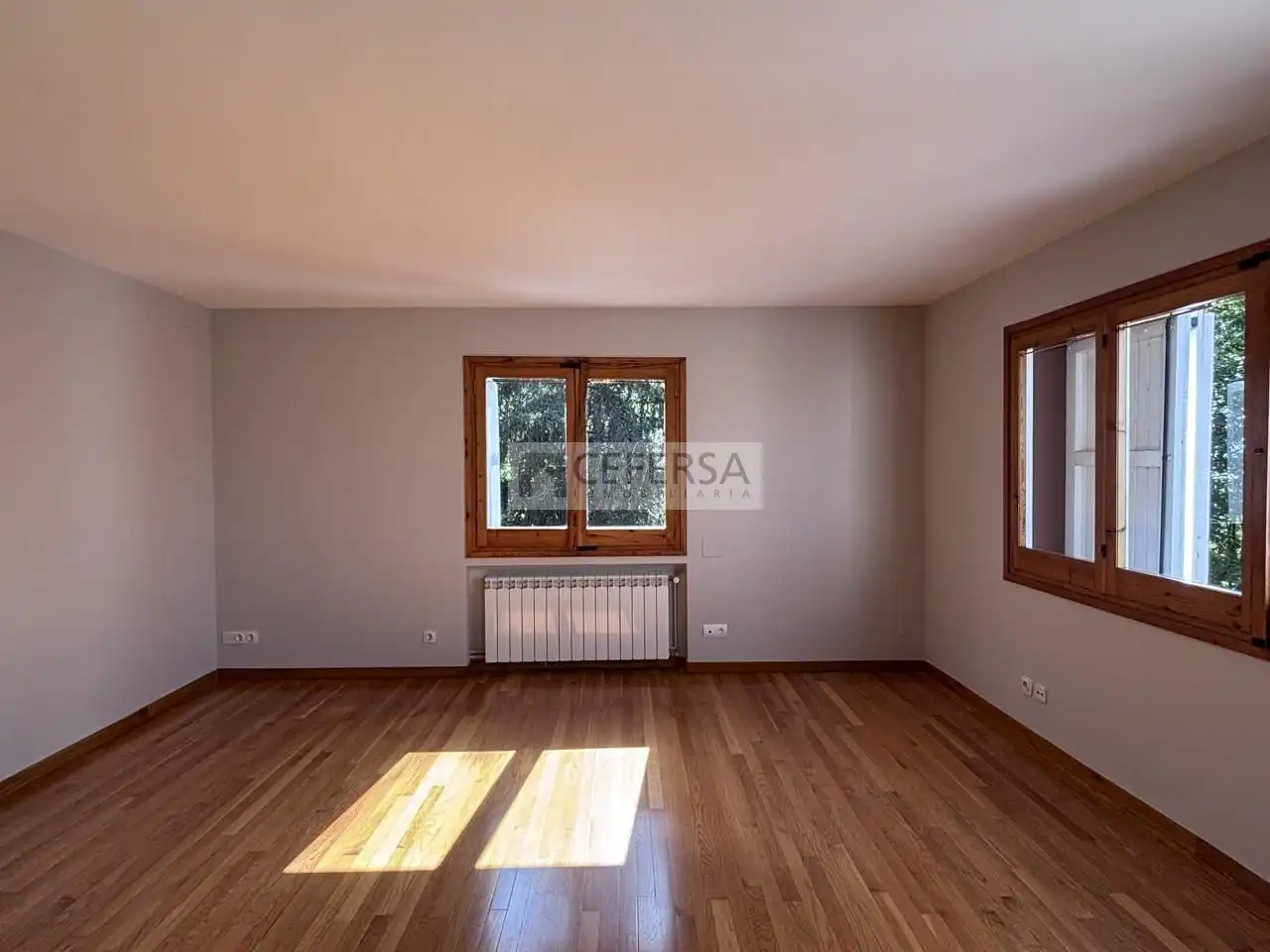 Wohnzimmer von Haus oder Chalet zur Miete in Alp mit Heizung, Privatgarten und Parkett