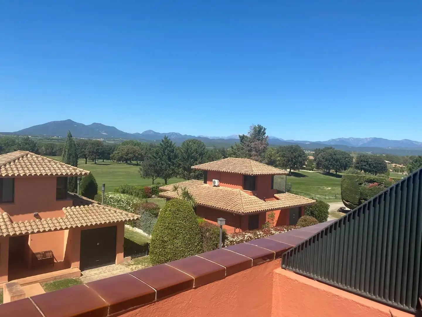 Vista exterior de Dúplex en venta en Navata con Calefacción, Trastero y Piscina comunitaria