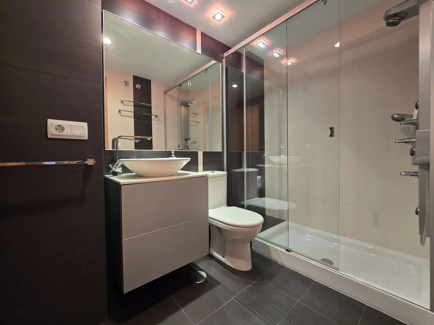 Baño de Piso en venta en Llanes con Calefacción, Terraza y Trastero