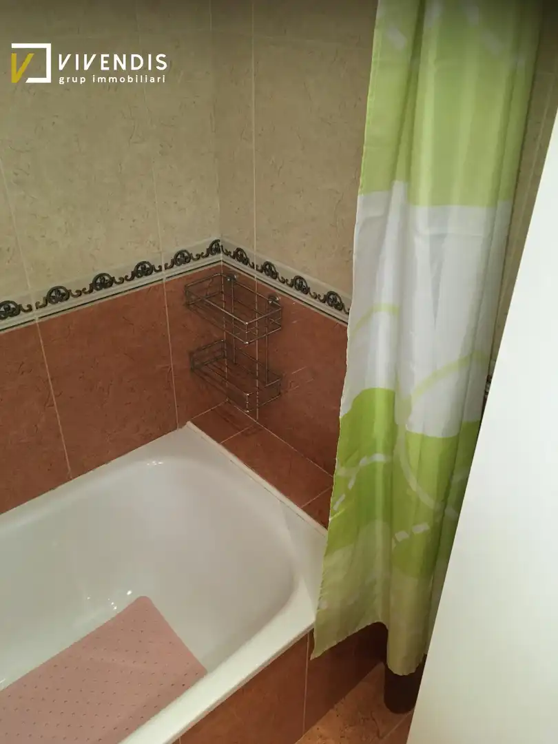 Baño de Piso de alquiler en Lleida con Calefacción, Amueblado y Balcón