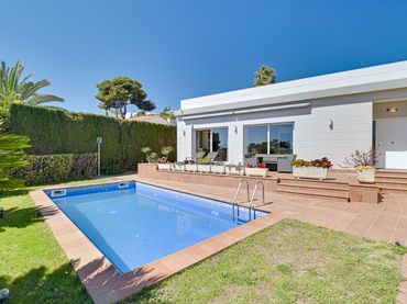 Casa amb piscina en venda a Canyelles