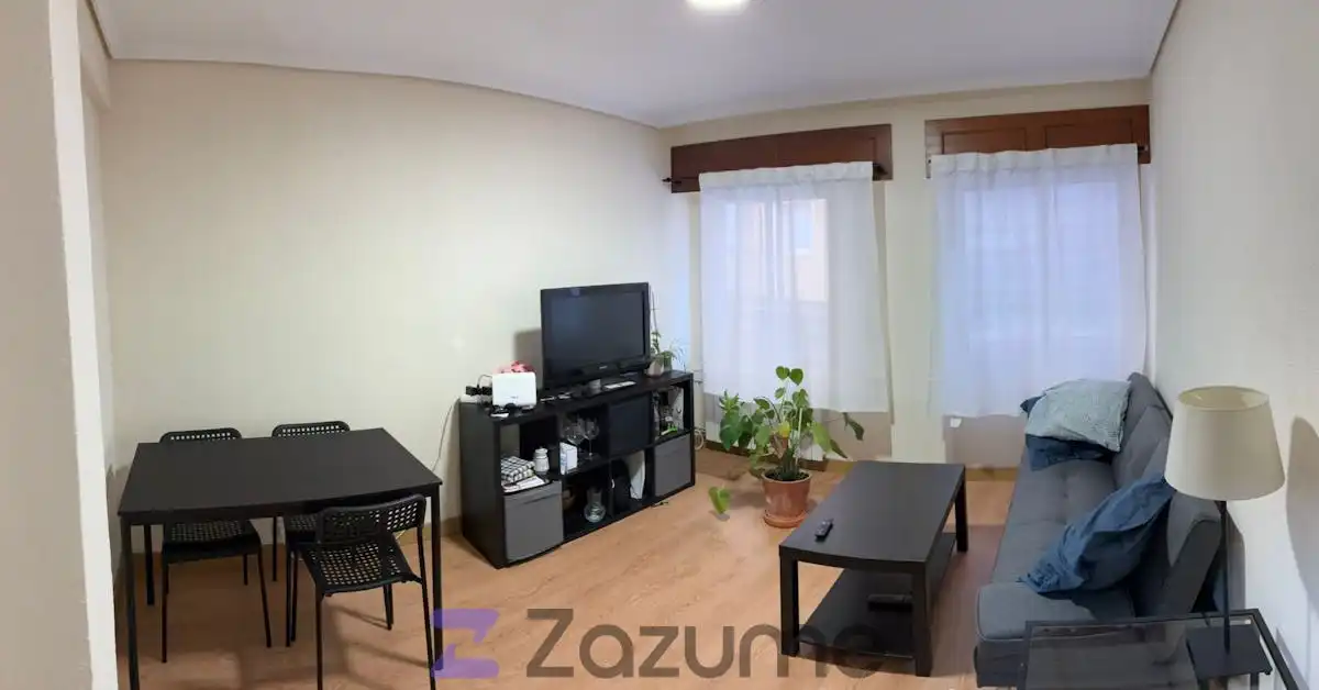 Living room of Flat for rent in Valladolid  with Heating, Parquet flooring and Furnished