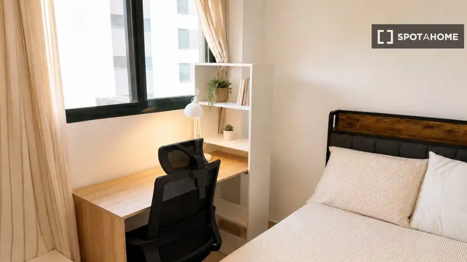 Bedroom of Flat for share in Valencia  with Air Conditioner, Heating and Furnished