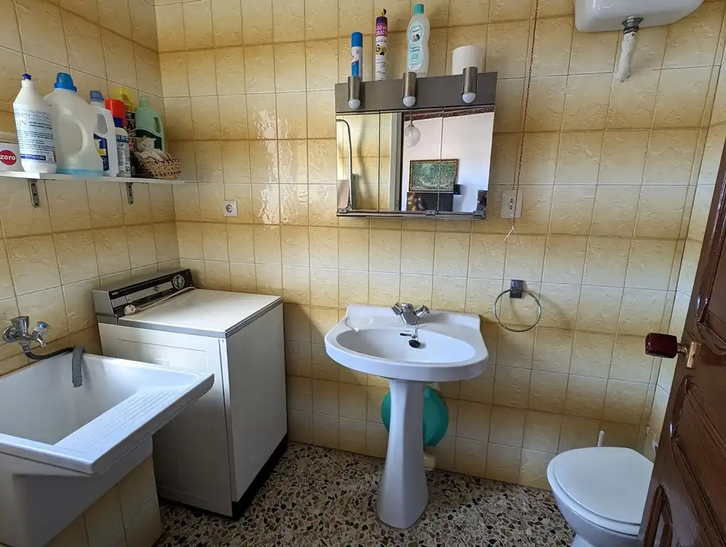 Bany de Casa o xalet en venda en Horta de Sant Joan amb Jardí privat, Terrassa i Moblat