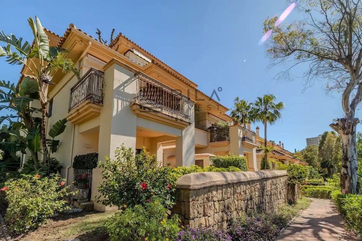 Vista exterior de Pis en venda en Marbella amb Aire condicionat, Terrassa i Traster