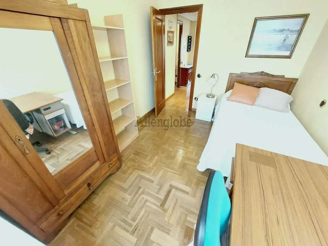 Bedroom of Flat for rent in Oviedo   with Heating
