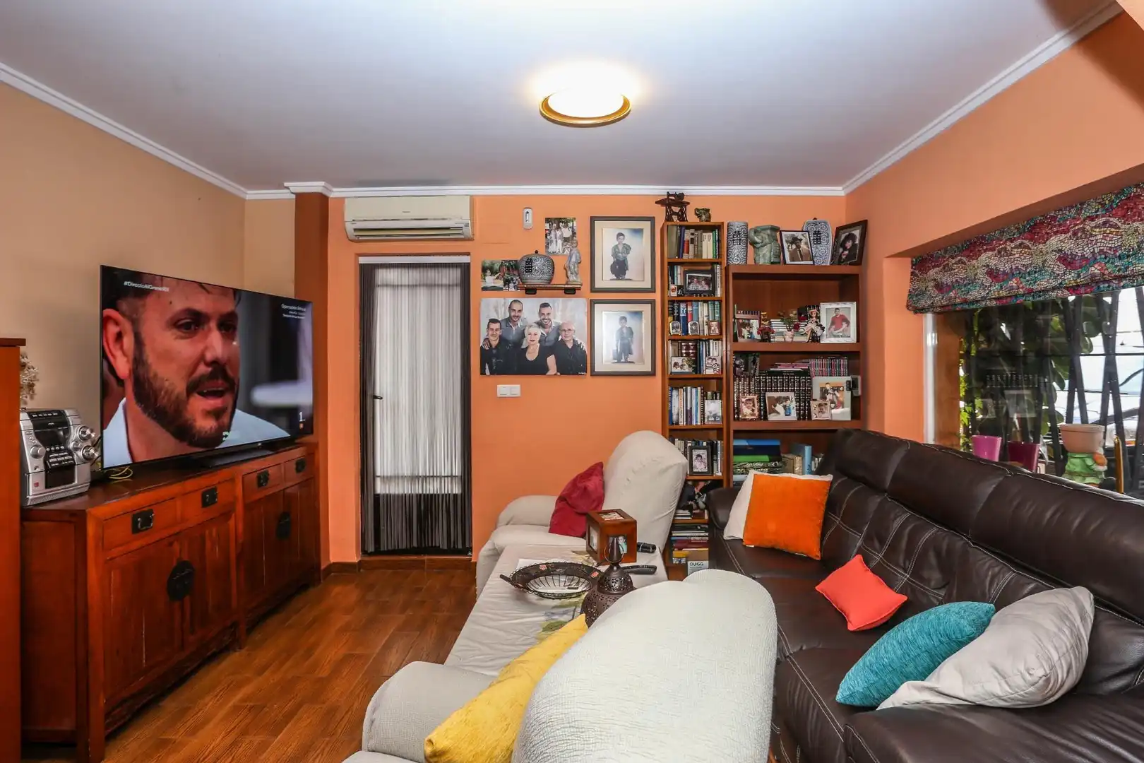 Sala d'estar de Casa o xalet en venda en Elda amb Aire condicionat, Calefacció i Jardí privat