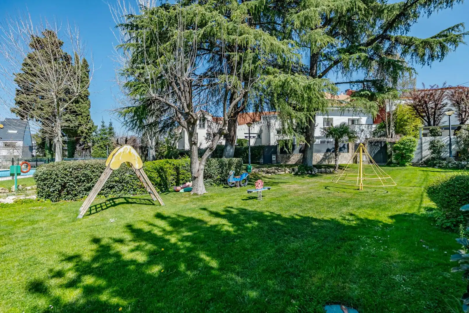 Jardí de Casa adosada en venda en Pozuelo de Alarcón amb Aire condicionat, Calefacció i Jardí privat