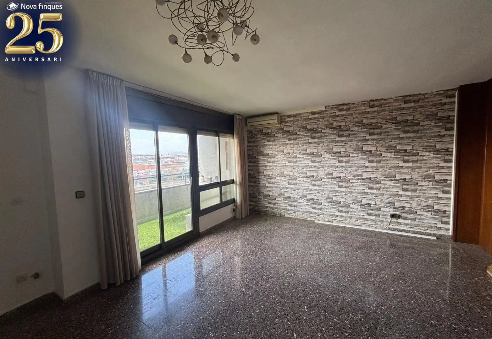 Living room of Flat for sale in Sabadell  with Air Conditioner, Balcony and Alarm