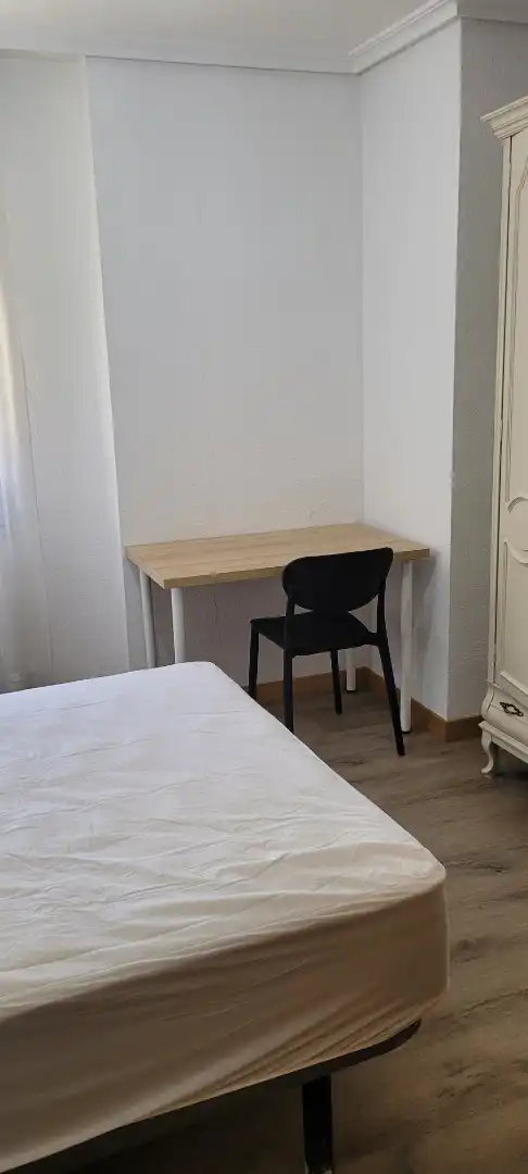 Habitación de Piso de alquiler en Cuenca con Calefacción, Parquet y Amueblado