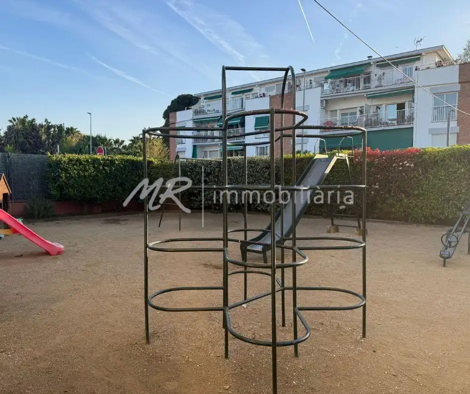 Vista exterior de Àtic en venda en Gavà amb Aire condicionat, Calefacció i Jardí privat