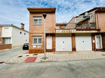 Exterior view of Single-family semi-detached for sale in Tudela de Duero  with Heating, Private garden and Parquet flooring