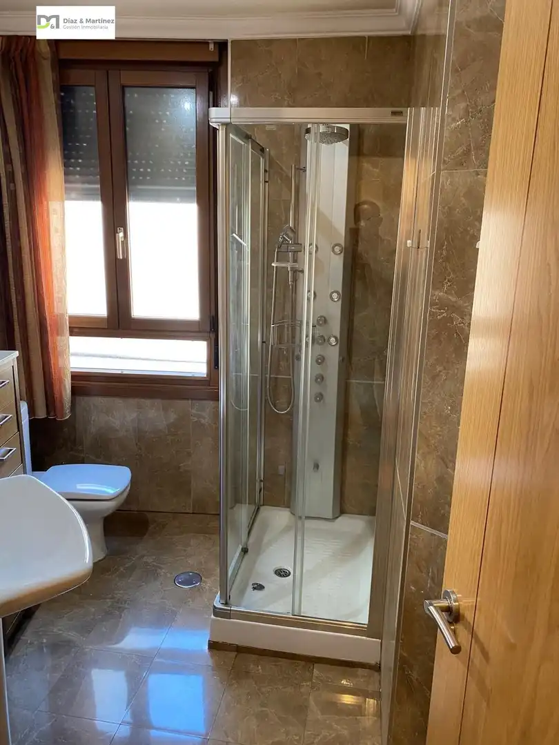 Baño de Apartamento en venta en León Capital  con Calefacción, Parquet y Trastero