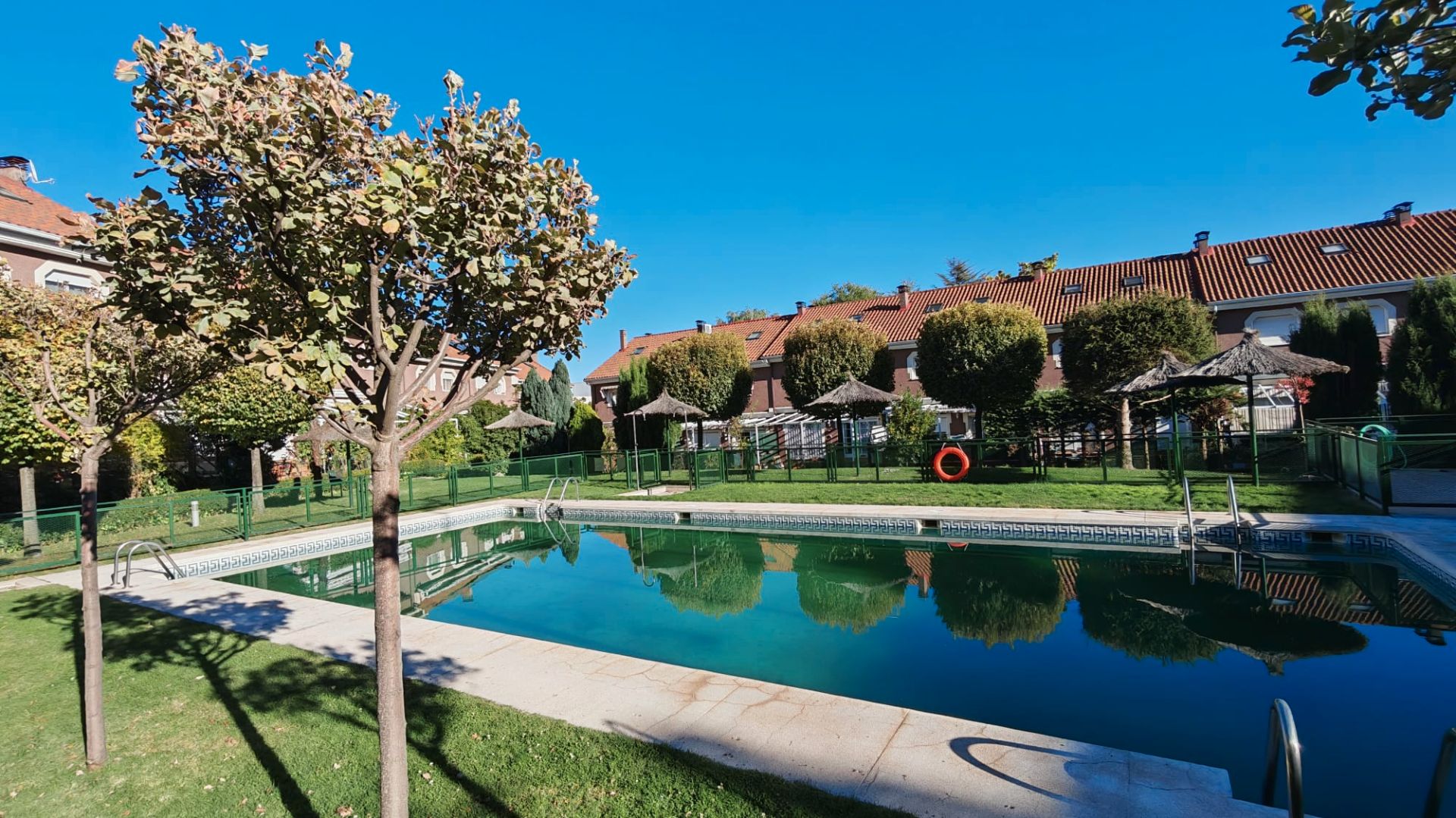 Swimming pool of Single-family semi-detached for sale in Guadalajara Capital  with Alarm and Community pool