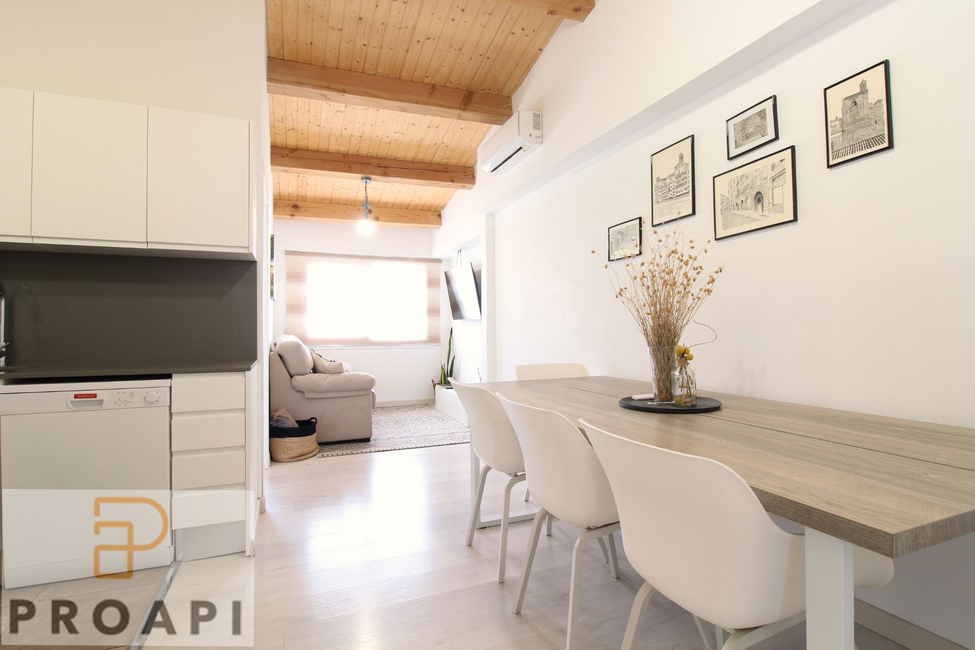 Living room of Flat for sale in Girona Capital  with Air Conditioner, Heating and Parquet flooring